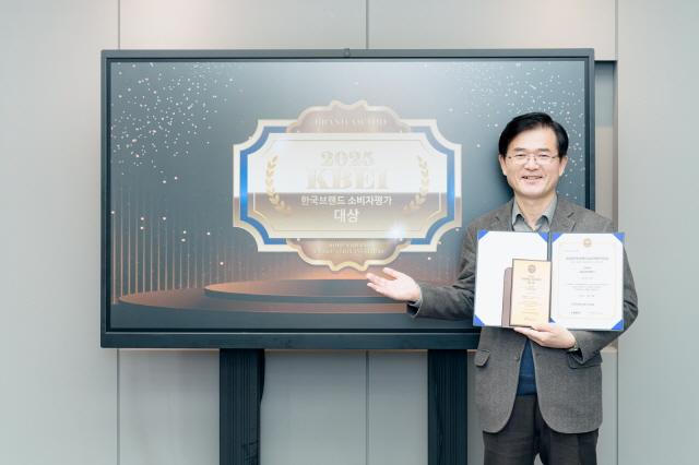 NSP통신-윤정국 성남문화재단 대표가 2025 한국브랜드 소비자평가 대상 문화예술 부문 대상 수상 기념 사진을 찍고 있다. (사진 = 성남문화재단)