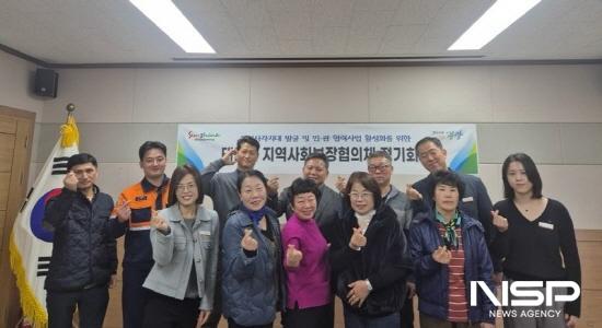 NSP통신-태인동 지역사회보장협의체 위원들 기념 찰영 (사진 = 광양시청)