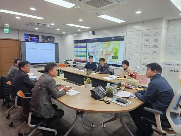 NSP통신-이동환 고양시장이 하수도 요금 소급부과 관련 회의를 진행하고 있다. (사진 = 고양시)