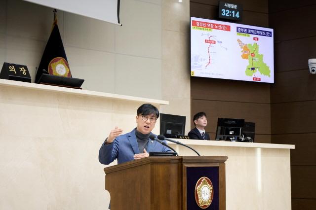 NSP통신-시정질문하는 김병민 용인시의원. (사진 = 용인특례시의회)