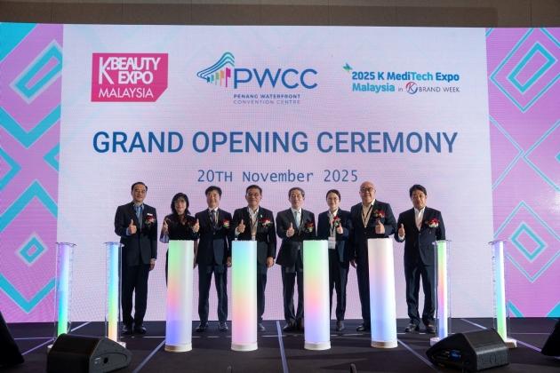 NSP통신-말레이시아 페낭 워터프론트 컨벤션센터(PWCC)에서 열린 2025 K-뷰티 엑스포 말레이시아 내빈 기념촬영 모습. (사진 = 경기도)