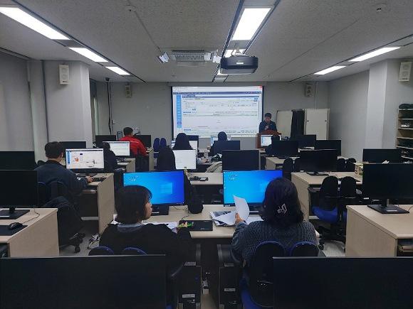 NSP통신-봉화군은 지방세 담당 공무원의 전문성을 강화하고 실무능력을 향상하고자 관내 10개 읍·면 세무담당 공무원을 대상으로 지난 25일 군청 전산교육장에서 직무교육을 실시했다. (사진 = 봉화군)