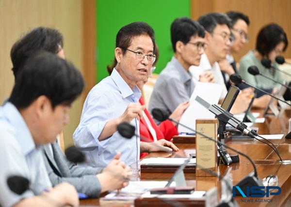 NSP통신-이철우 경상북도지사는 국회의 예산심사 법정시한(12월 2일)종료를 앞두고 2026년도 국가투자예산 확보 상황을 종합적으로 점검하며 전 실·국이 총력 대응 체제에 돌입할 것을 지시했다. 간부회의 모습 (사진 = 경상북도)