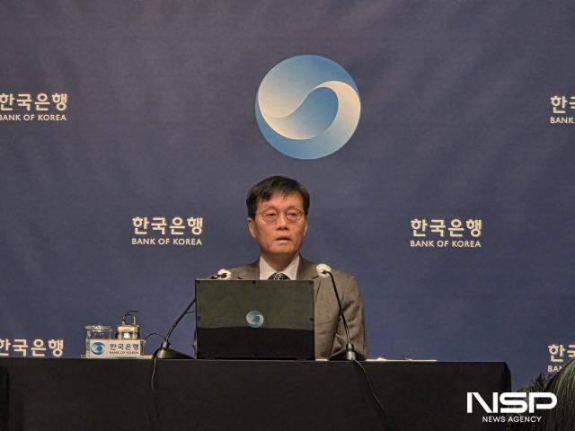 NSP통신-27일 이창용 한국은행 총재가 통화정책방향회의 직후 여린 기자간담회에서 기자들의 질문에 답변하고 있다. (사진 = 강수인 기자)