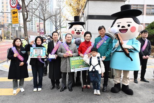 NSP통신-이민근 안산시장(오른쪽 세번째)이 26일 관산초등학교에서 스쿨존 교통안전 캠페인 후 참여자들과 기념촬영을 하고 있다. (사진 = 안산시)