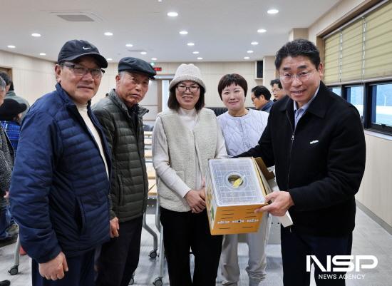 NSP통신-허순구 조합장과 시설원예농가들 (사진 = 광양농협)