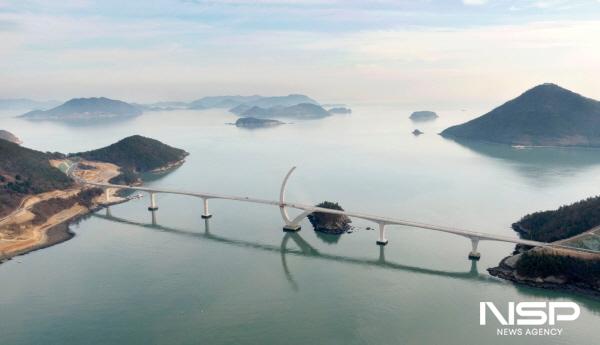 NSP통신-2025 여수일레븐브리지마라톤이 열리는 여수와 고흥을 연결하는 해상교량 (사진 = 여수시)