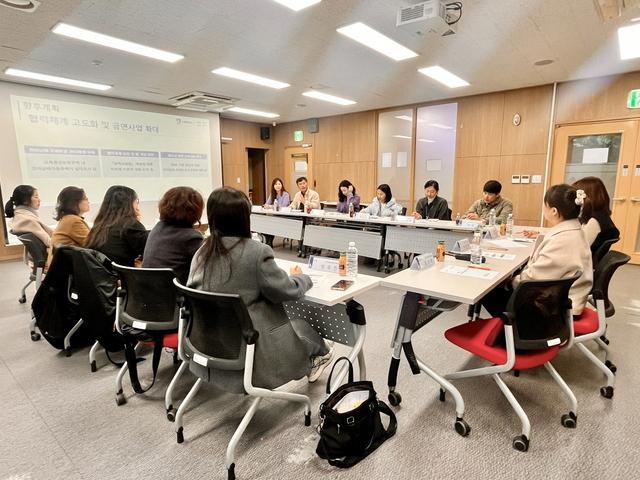 NSP통신-27일 권선구보건소 햇살방에서 열린 2025년 제2차 청소년 전자담배 유해환경 개선 간담회 모습. (사진 = 수원시)