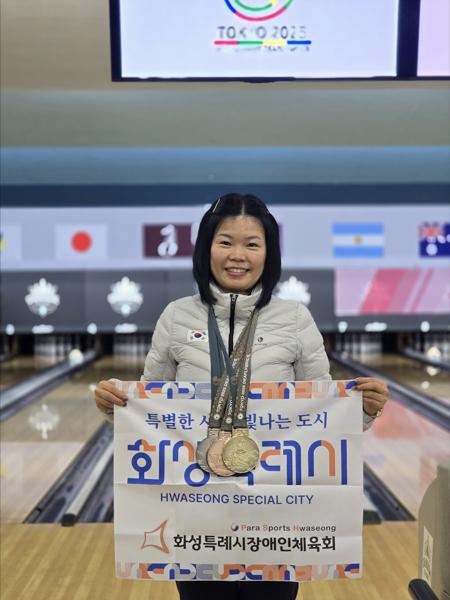 NSP통신-2025 도쿄 데플림픽에서 박선옥 선수가 메달을 목에 걸고 기념촬영을 하는 모습. (사진 = 화성시)