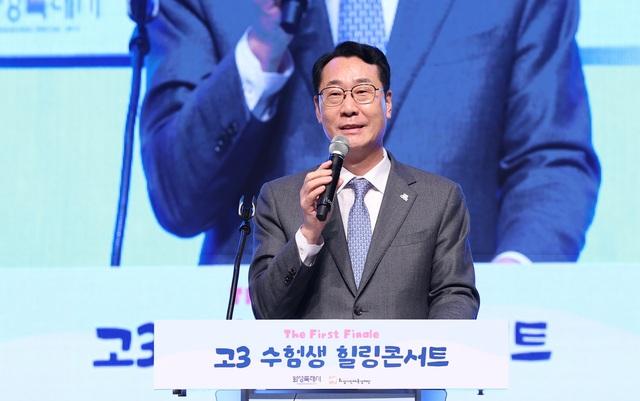 NSP통신-27일 정명근 화성시장이 힐링콘서트에서 인사말을 하는 모습. (사진 = 화성시)