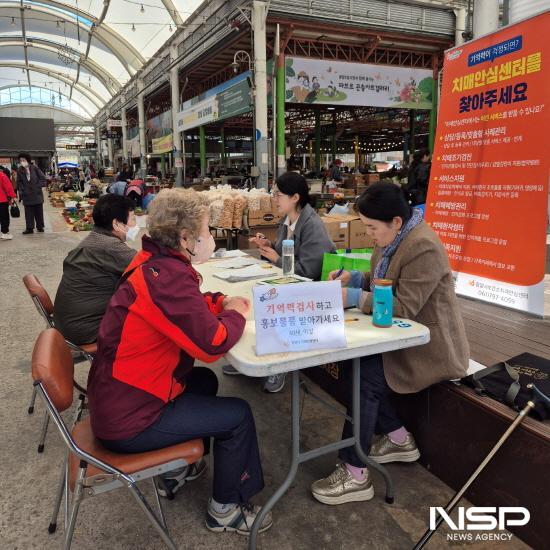 NSP통신-광양5일시장에서 찾아가는 치매조기검진 실시 (사진 = 광양시청)