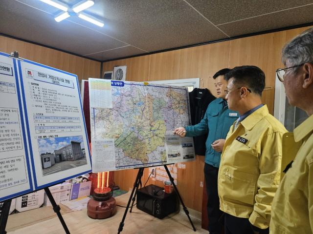 NSP통신-남상은 안성시 부시장이 옥산동에 위치한 알미산 거점소독시설을 직접 방문해 현장 점검을 실시하고 있다. (사진 = 안성시)