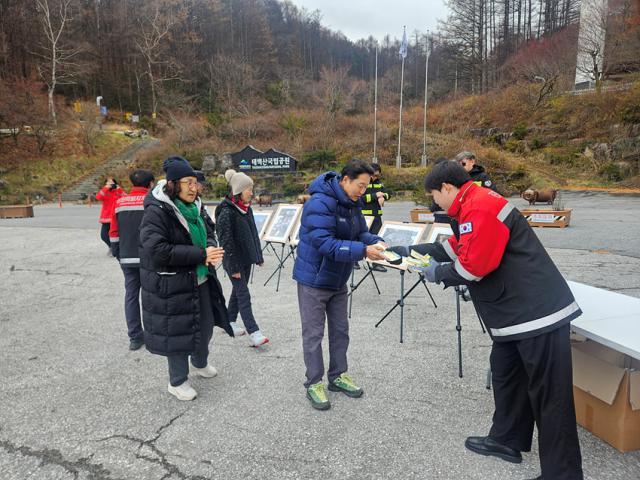 NSP통신-동부지방산림청 직원들이 산불예방 합동캠페인을 진행한 모습. (사진 = 동부지방산림청)