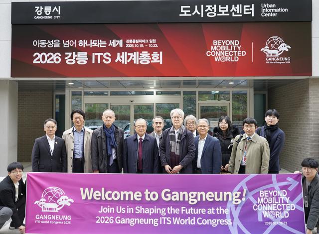 NSP통신-한국교통연구원장과 일본교통관광연구소장이 강릉시 도시정보센터를 방문해 강릉시의 ITS 구축성과와 도시교통 운영체계를 직접 확인한 모습. (사진 = 강릉시)