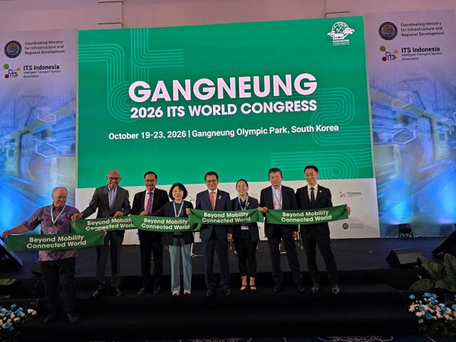 NSP통신-김홍규 강릉시장이 국제무대에서 강릉 ITS 세계총회 홍보에 속도를 내고 있는 모습. (사진 = 강릉시)