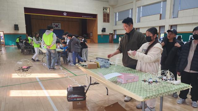 NSP통신-학교로 찾아간 AI·로봇 체험 모습. (사진 = 강원도교육청)