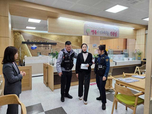 NSP통신-강원특별자치도교육청이 경찰과 함께 특이 민원 대응 모의 훈련을 실시한 모습. (사진 = 강원도교육청)