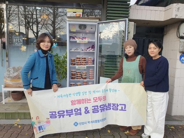 NSP통신-안양시 먹거리종합지원센터에서 진행하는 취약계층에게 나누는 함께하는 공유부엌 봉사자들의 활동 기념촬영 모습. (사진 = 안양시)