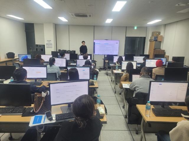 NSP통신-﻿김포대학교가 관내 중고교 정보 담당 교사를 대상으로 AI 행정 자동화 및 교육과정 적용 방안을 제시하는 AI 특강을 진행하고 있다. (사진 = 김포대학교)