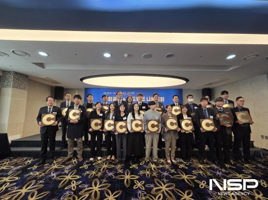 NSP통신-전남지역 2025년 지역사회공헌 인정제 인정패 수여식 참석자들 기념 찰영 (사진 = 여수광양항만공사)