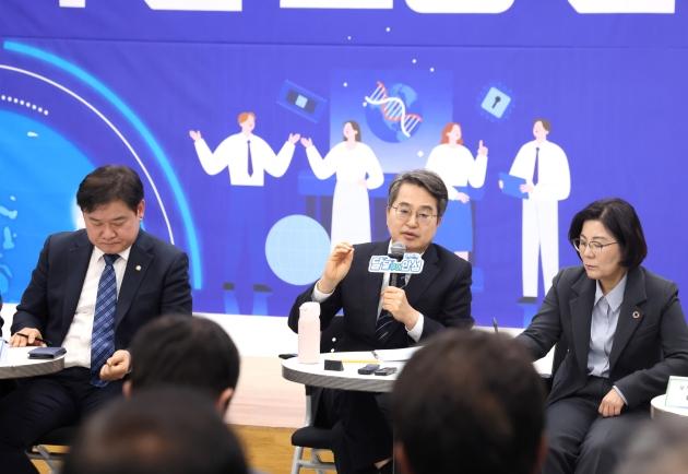 NSP통신-김동연 경기도지사가 28일 안성시 금광면사무소에서 열린 안성 동신일반산업단지 관련 주민 소통 간담회에서 발언하고 있다. (사진 = 경기도)