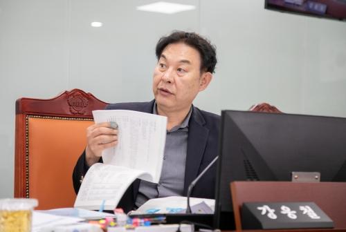 NSP통신-질의하는 강웅철 경기도의원. (사진 = 경기도의회)