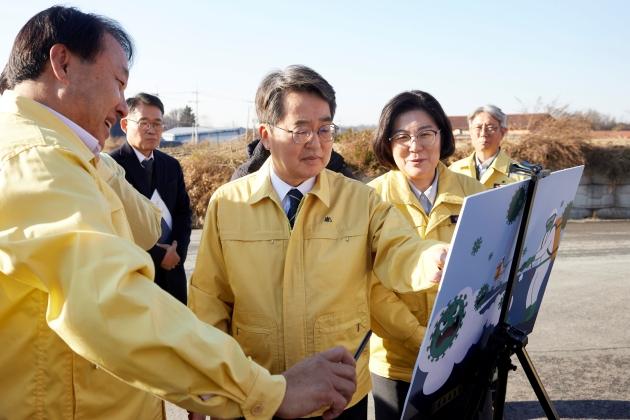 NSP통신-민생경제 현장투어에 나선 김동연 경기도지사가 안성시 거점소독시설을 찾아 초동 방역 상황을 긴급 점검했다. (사진 = 경기도)