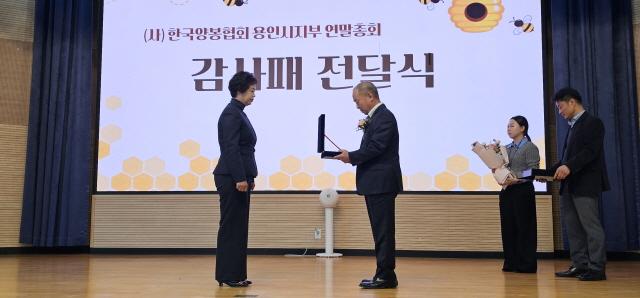 NSP통신-황미상 용인특례시의원(왼쪽)이 28일 용인특례시 농업기술센터 대강당에서 열린 한국양봉협회 용인시지부 총회에서 용인시 양봉산업 발전에 기여한 공로로 협회로부터 감사패를 받고 있다. (사진 = 용인특례시의회)
