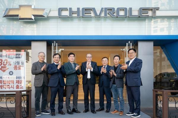 NSP통신-기념 사진을 촬영하고 있는 구스타보 콜로시 영업·서비스·마케팅 부문 부사장과 한국지엠대리점협의회 및 한국지엠 협력 서비스 네트워크 협의회 대표들 (사진 = 한국지엠)