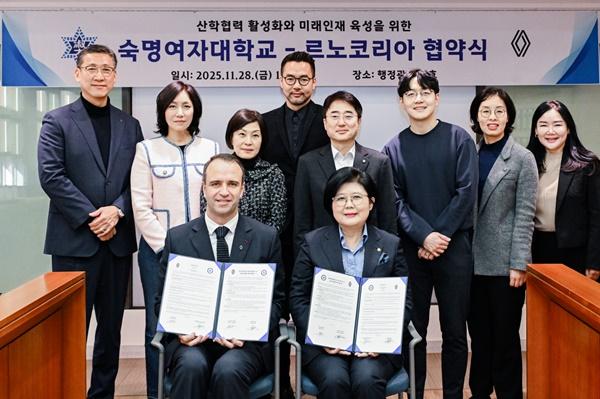 NSP통신-르노코리아-숙명여대 MOU 협약식 단체사진 (사진 = 르노코리아자동차)