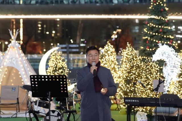 NSP통신-신상진 성남시장이 29일 판교역 광장 성탄 트리 점등식에서 인사말을 전하고 있다. (사진 = 성남시)