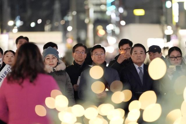 NSP통신-판교역 광장 성탄 트리 점등식에 참석하고 있는 신상진 성남시장(앞줄 가운데). (사진 = 성남시)