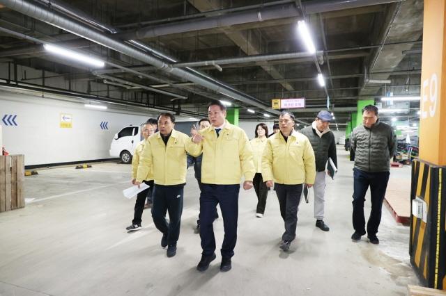 NSP통신-최대호 안양시장이 농수산물 도매시장 현장 방문을 하고 있다. (사진 = 안양시)