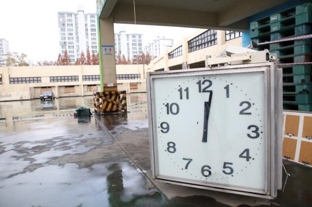 NSP통신-농수산물도매시장 청과동이 붕괴된 시각인 12시2분에 멈춘 시계. (사진 = 안양시)