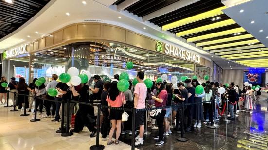 NSP통신-말레이시아 쉐이크쉑 4호점 파빌리온 쿠알라룸푸르 매장 입구에서 고객들이 줄을 서서 입장을 기다리고 있다 (사진 = SPC그룹 제공)