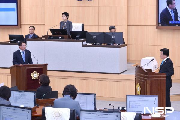 NSP통신-강재헌 의원이 제252회 정례회 제3차 본회의 정기명 여수시장에게 시정 질문하고 있다.