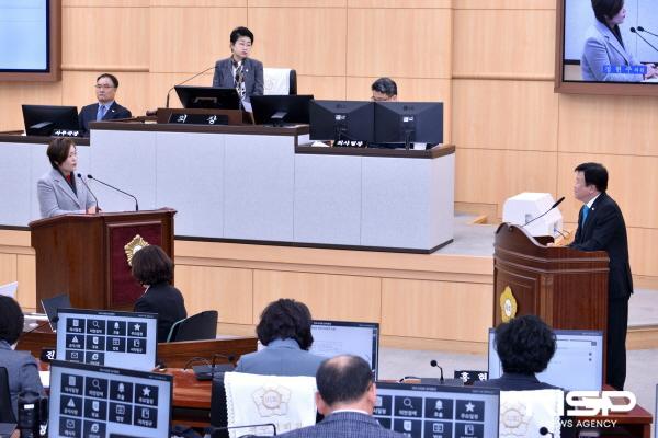 NSP통신-정현주 의원이 제252회 정례회에서 정기명 여수시장에게 시정질의 하며 여수시의 해양휴양관광 정책 전반을 강하게 비판하고 체험 중심이 아닌 산업 중심의 정책 전환을 촉구했다. (사진 = 여수시의회)