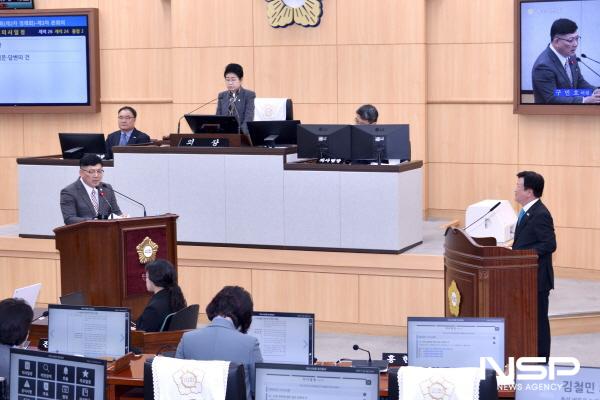 NSP통신-구민호 의원이 제252회 정례회 제3차 본회의에서 정기명 여수시장에게 시정질문을 하고 있다. (사진 = 여수시의회)