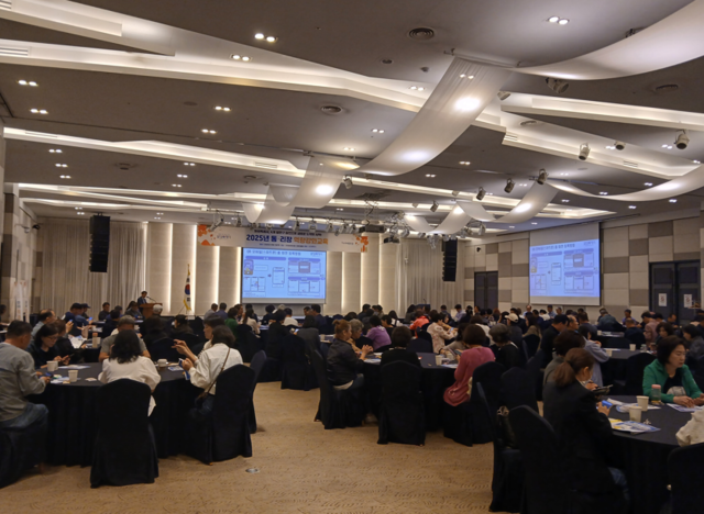 NSP통신-전국 최초 민원 전담부서 행정종합관찰관이 2025 통리장 역량강화교육 행사에서 생활불편 도와드림 QR 제도를 홍보하고 있다. (사진 = 화성시)