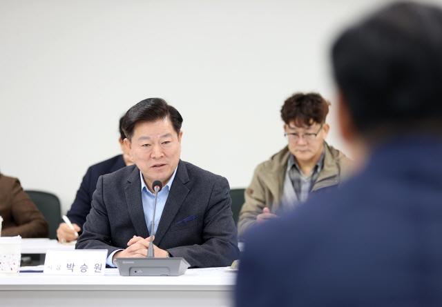 NSP통신-박승원 광명시장이 지난 11월 한국토지주택공사(LH) 광명시흥사업본부에서 김용석 대도시권광역교통위원장을 만나 광명시흥 공공주택지구 광역교통개선대책 추진을 촉구하고 있다. (사진 = 광명시)