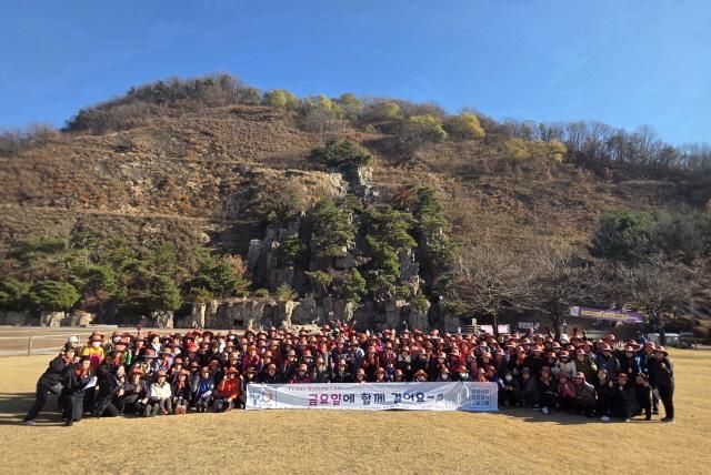 NSP통신-병목안시민공원에서 안양시 만안구보건소가 둘레길 걷기 특화사업 금요일에 함께 걸어요! 걷기동아리 수료식을 가졌다. 사진은 기념촬영 모습. (사진 = 안양시)
