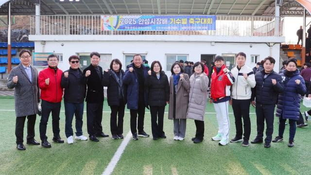 NSP통신-2025 안성시장배 기수별 축구대회 기념촬영 모습. (사진 = 안성시)