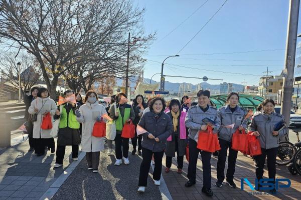 NSP통신-새경산성폭력상담소는 지난달 28일 영남대학교 앞에서 경산시, 경산경찰서, 여성 긴급전화 1366 경북센터, 경산시여성단체협의회원 등 30여 명이 참여한 가운데 여성폭력 추방 캠페인을 진행했다. (사진 = 경산시)