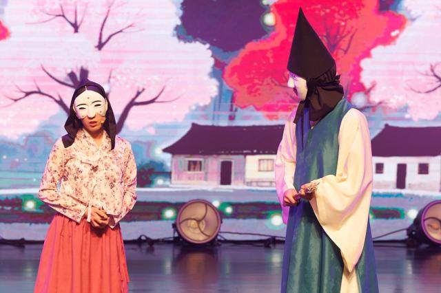 NSP통신-서낭당의 신부 마을의 전설이 되다 공연 모습. (사진 = 강릉시)