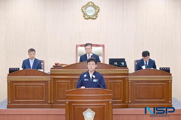 NSP통신-윤경희 청송군수는 1일 열린 제285회 청송군의회 정례회 시정연설에서 2026년도 군정 운영 방향을 발표하며 산불 피해의 아픔을 딛고 희망가득, 함께 일어서는 청송을 향한 새로운 도약을 약속했다. (사진 = 청송군)