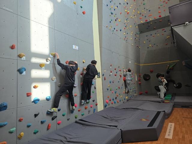 NSP통신-학생들이 실내 크라이밍을 하고 있다. (사진 = 오산시)