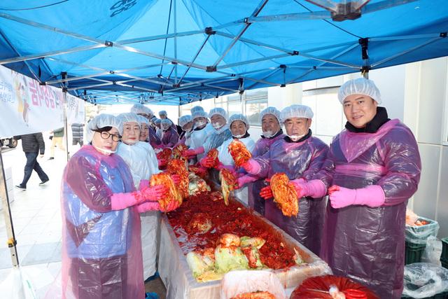 NSP통신-1일 수원시의회 이재식 의장(오른쪽 두번째)과 의원들이 김장을 담그고 있다. (사진 = 수원시의회)