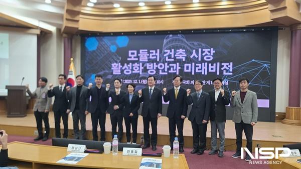 NSP통신-모듈러 건축 국회 세미나 발표자와 패널들의 기념사진 (사진 = NSP통신)