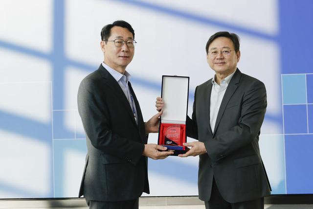 NSP통신-정명근 화성시장(왼쪽)이 최한종 ASML 코리아 대표이사로부터 감사패를 받고 기념촬영을 하고 있다. (사진 = 화성시)