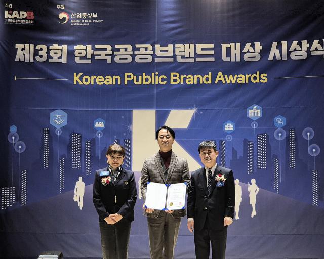 NSP통신-28일 오영균 수원문화재단 대표(가운데)가 한국공공브랜드 관광브랜드 최우수상 수상 후 기념촬영을 하는 모습. (사진 = 수원문화재단)